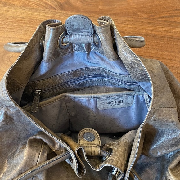 Michael Kors East West Ring Bag in a metallic, distressed leather - Picture 5 of 6